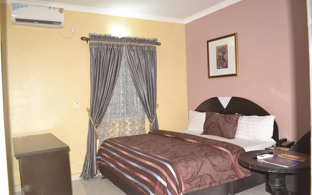 DELUXE SUITES
